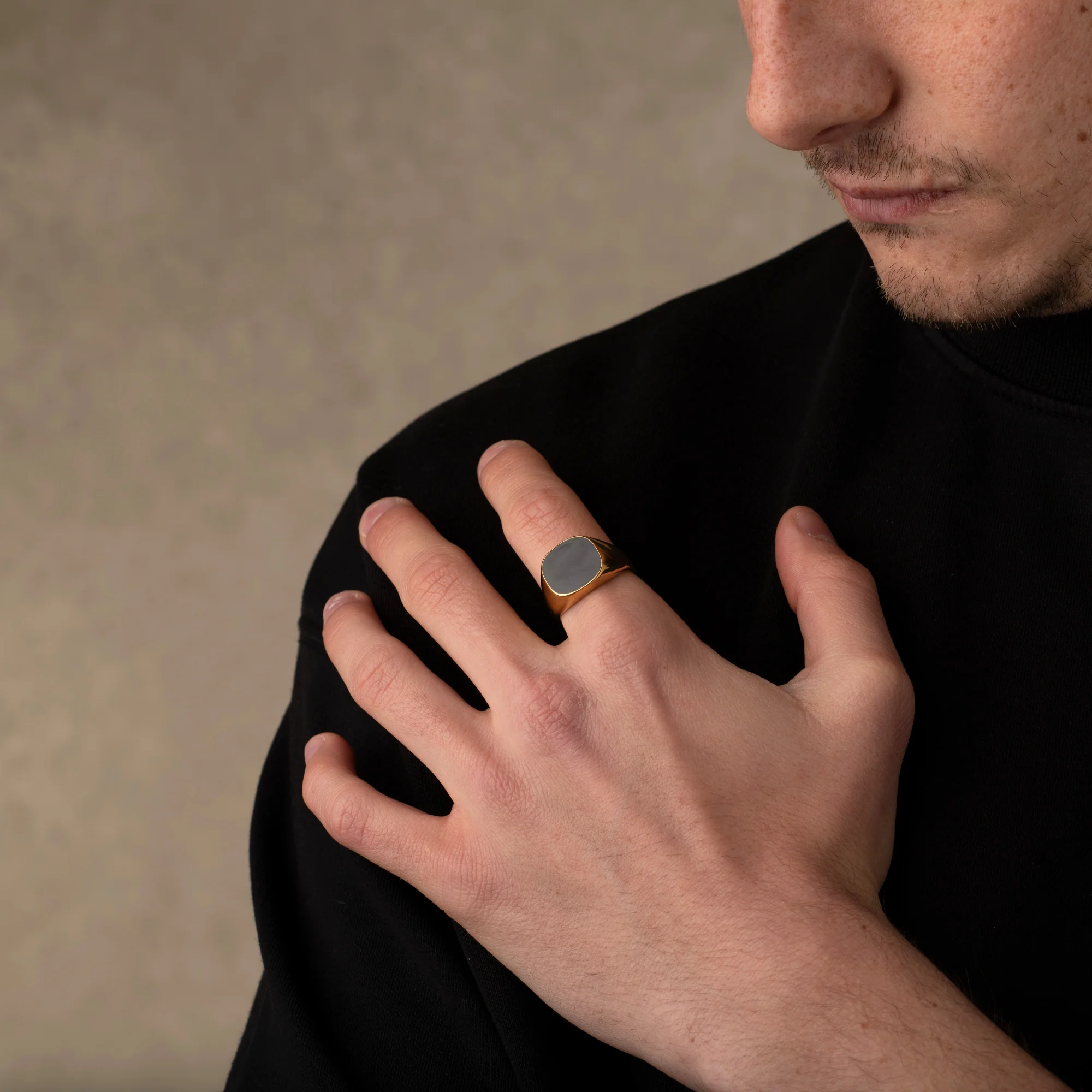 Gold Onyx Stone 20MM Signet Ring - Image 3